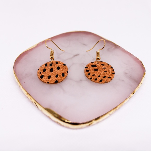 #005 small leopard print leather earrings - Picture 1 of 2